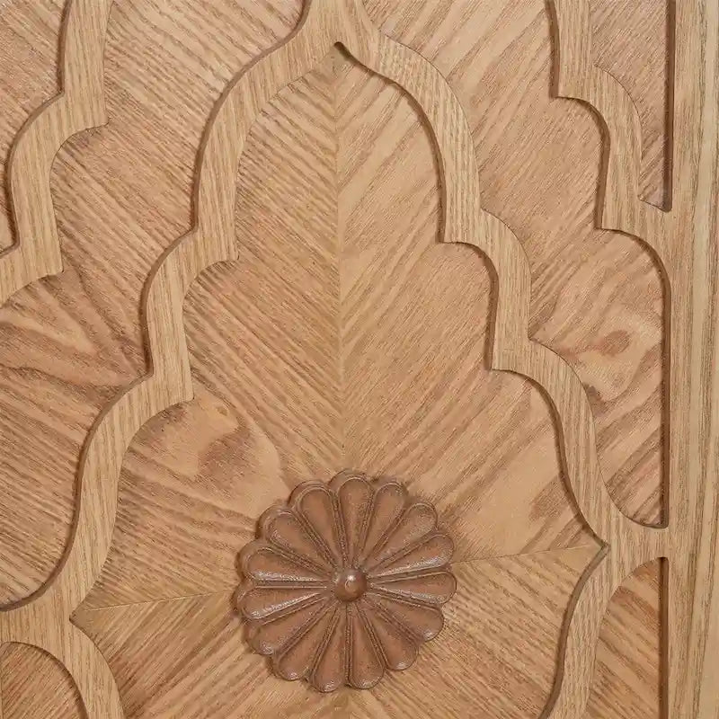 Grand meuble de rangement avec portes sculptées et poignées en métal